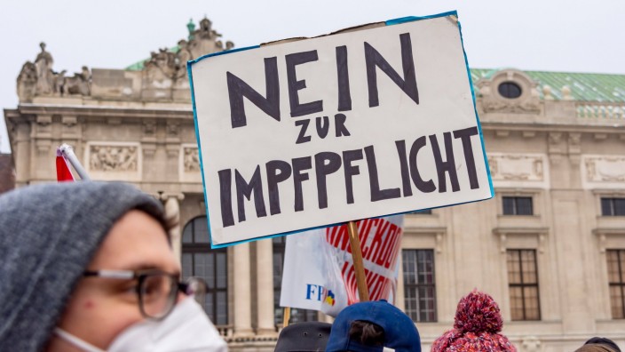 Kolumne: Demonstration gegen staatliche Coronapolitik am Wiener Heldenplatz (2021): In Österreich schüren sogar Politiker Vorurteile gegen die Wissenschaft.
