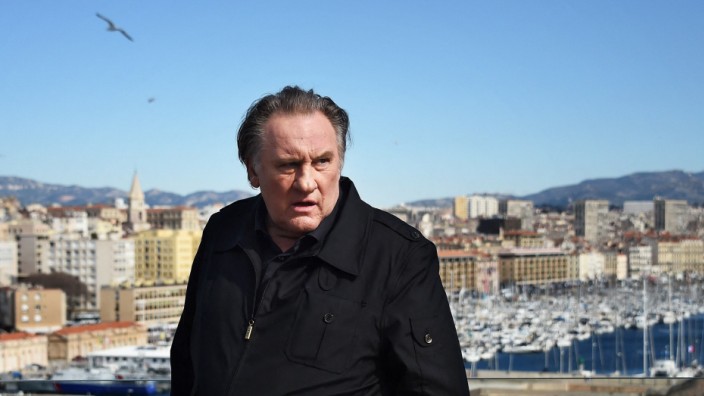 MeToo: Während Dreharbeiten soll es immer wieder zu Übergriffen gekommen sein: der Schauspieler Gérard Depardieu im Februar des Jahres 2018 am Drehort der Netflix-Serie "Marseille".