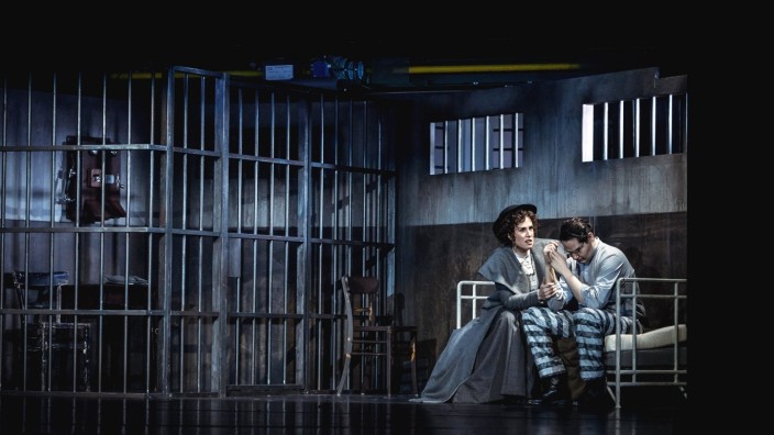 Musical: Unschuldig in Haft: Unerschütterlich kämpft die Gattin (Fabiana Locke) für ihren Ehemann Leo Frank (Alejandro Nicolas Firlei Fernandez).