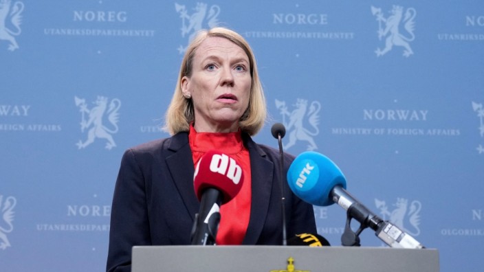 Spionage: "Unter diplomatischer Tarnung gearbeitet": Anniken Huitfeldt verkündet die Ausweisung der russischen Diplomaten während einer Pressekonferenz in Oslo.