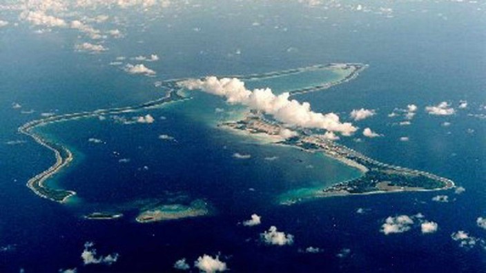 Philippe Sands: "Die letzte Kolonie": Bis zum Sommer 1973 wurden alle 1500 Bewohner des Diego-Garcia-Atolls zur Umsiedelung gezwungen, weil die britische Regierung die Inseln an die USA abgeben wollte.