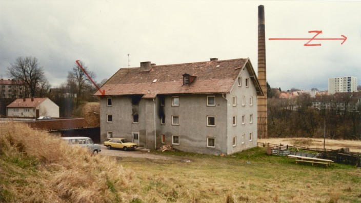 Kempten: Die mit roten Buntstiftmarkierungen versehene Reproduktion eines Fotos der Polizei zeigt das Mehrfamilienhaus in Kempten, in dem in der Nacht zum 17. November 1990 ein Brand ausbrach.