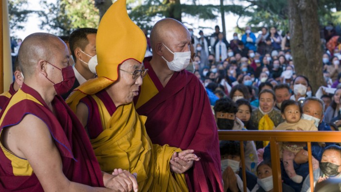 Buddhismus: Das geistliche Oberhaupt Tibets, der Dalai Lama, hat sich entschuldigt, nachdem ein Video Empörung ausgelöst hatte.