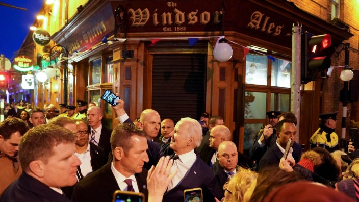 Joe Biden in Irland: "Welcome home, Joe": Die Iren begrüßen Präsident Biden durchaus freudig, hier vor einem Pub in Dundalk.