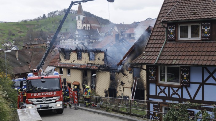Baden-Württemberg: Die zum Wohnhaus umgebaute ehemalige Gaststätte brannte fast vollständig aus.