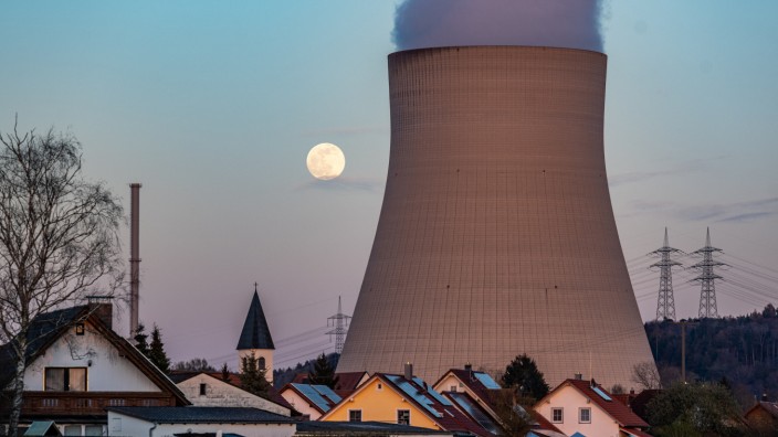 Energieversorgung: Wasserdampf steigt aus dem Kühlturm des Kernkraftwerks Isar 2 in Essenbach bei Landshut.