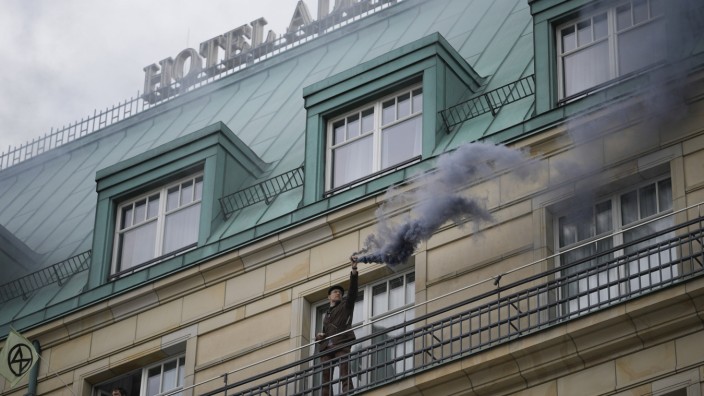 Klimaschutzbewegung: Schwarzer Rauch vor dem Hotel Adlon am Donnerstag vor einer Woche: Mitglied von "Extinction Rebellion" mit Rauchfackel.