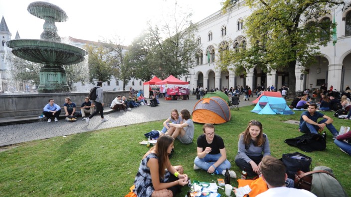 Uni: Am 17. April begann das Sommersemester an den Münchner Unis. Ein beliebter Treffpunkt: die Rasenflächen vor der Ludwig-Maximilians-Universität am Geschwister-Scholl-Platz.