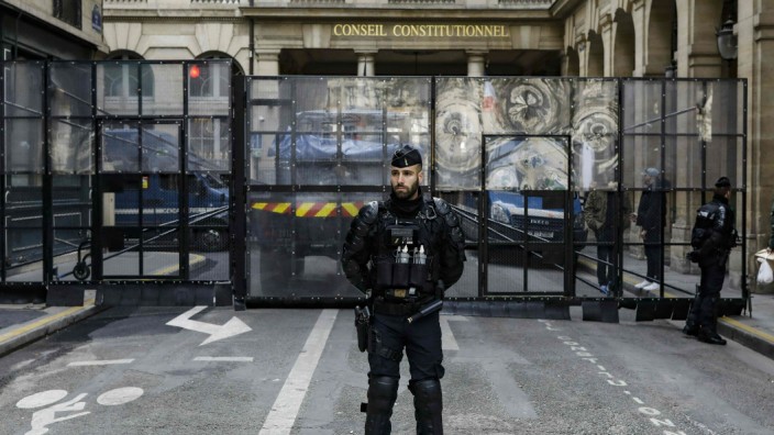 Ein Polizist bewacht das Gebäude des Verfassungsrates  in Paris, nachdem auch dort Proteste gegen die Rentenreform stattgefunden haben.