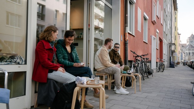 Roca Junior: Viele Plätze gibt es in dem kleinen Café in der Kreittmayrstraße nicht, aber bei gutem Wetter stehen auch ein paar Hocker draußen.