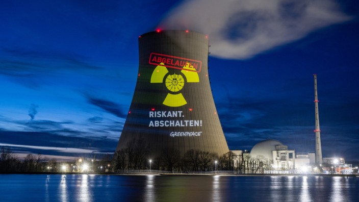 Klimafreitag: Greenpeace-Aktivisten projizierten im März eine abgelaufene HU-Plakette auf den Kühlturm am Kernkraftwerk Isar 2.