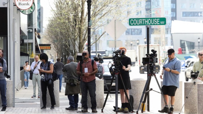Pentagon-Leaks: Journalisten haben sich vor dem Gerichtsgebäude in Boston postiert, in dem Jack T. angeklagt werden soll. Die Medien, allen voran "New York Times" und "Washington Post", haben eine wichtige Rolle in dem Fall gespielt.