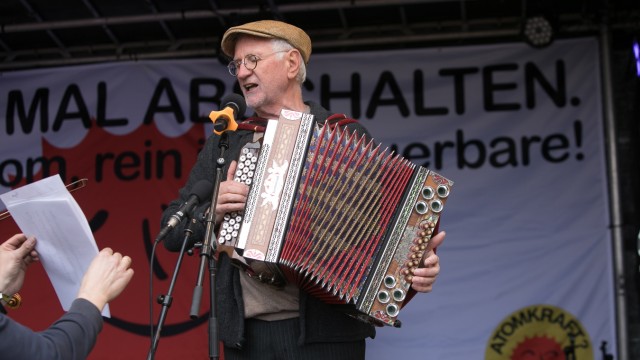 Landeshauptstadt: Hans Well & Wellbappn musizierten auf der Bühne.