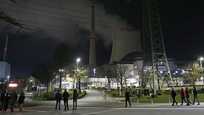 Historisches Ende der Atomkraft: Mit der Trennung der Kernkraftwerke Isar 2 (unser Foto), Neckarwestheim und Emsland vom Stromnetz ging am Samstag die Ära der kommerziellen Stromerzeugung mit Atomkraftwerken in Deutschland zu Ende.