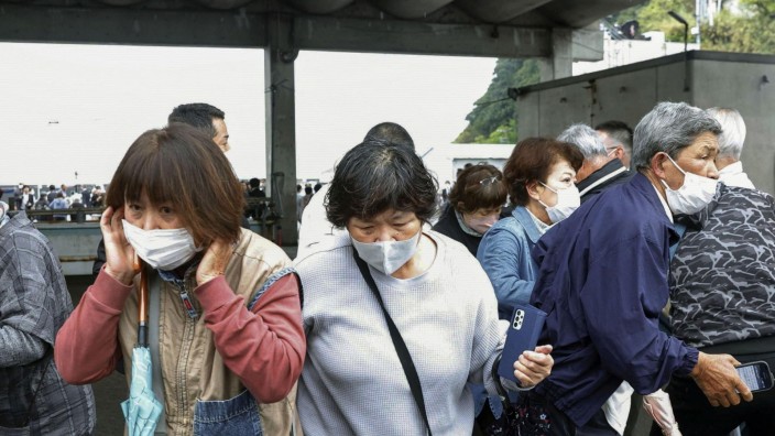 Japan: Anwohner des Ortes Wakayama-Stadt fliehen, nachdem ein Mann im Fischereihafen Saikazaki eine Rohrbombe auf Japans Premierminister Fumio Kishida geworfen hat.