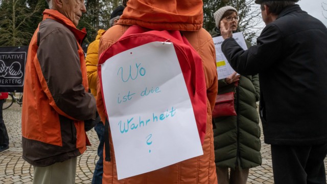 Oberbayern: Etwa 20 Personen protestierten. Joseph Ratzingers Wissen um den Missbrauch gehöre auch zur Wahrheit, mahnten sie.