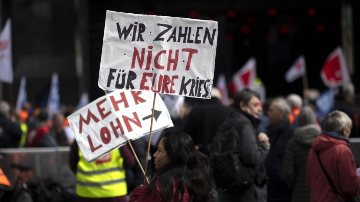 Weltwirtschaft: Demonstranten in Berlin fordern höhere Löhne und einen Inflationsausgleich. "Die Preise steigen nach wie vor stärker als die Löhne", sagt auch IWF-Chefökonom Pierre-Olivier Gourinchas.