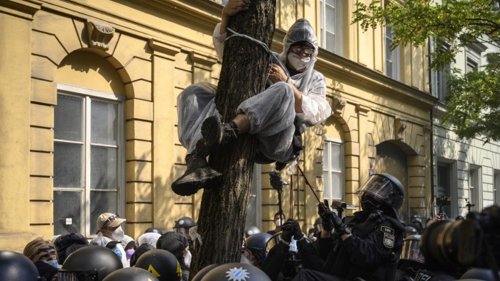 Bilanz der Proteste: Die Polizei versucht, einen Aktivsten während einer IAA-Demo vom Baum zu holen.