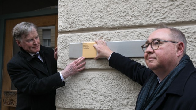 Beginn der NS-Terrorherrschaft: Pfarrer Björn Mensing und Stadtrat Beppo Brem (rechts) bringen das Erinnerungszeichen am Wohnhaus in der Hans-Sachs-Straße an.