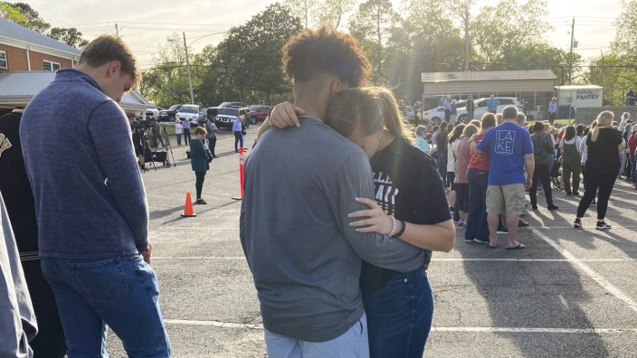 USA: Zwei Jugendliche umarmen sich vor der First Baptist Church in Dadeville, wo es zu einer Schießerei mit mehreren Toten kam.