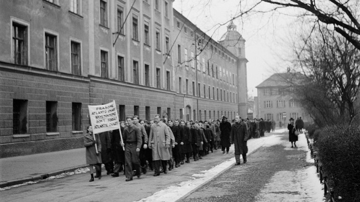 Ausstellung in Kempten: Mit ihrem Protestzug erinnerten die Bewohner des Displaced-Persons-Lagers in Kempten 1947 an die Atlantik-Charta von 1941. Das Selbstbestimmungsrecht aller Völker sollte auch für die baltischen Staaten gelten.