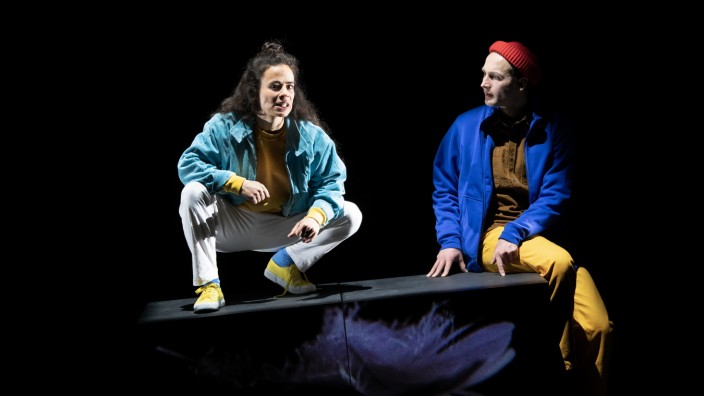 Theater für junges Publikum: Nisha (Maya Haddad, li.) und Nik (Michael Schröder) freunden sich langsam an - auch wenn es kompliziert ist.