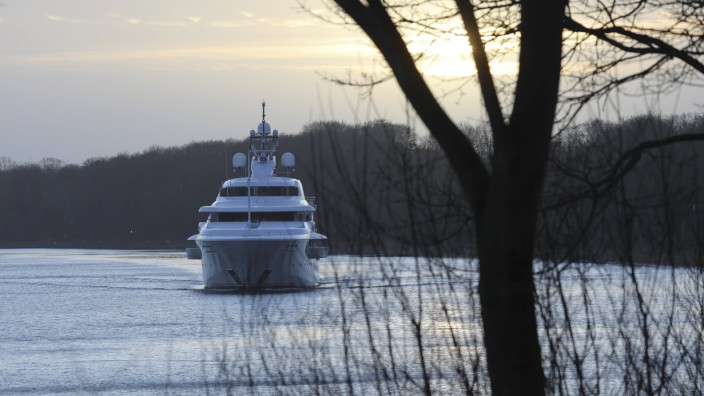 Sanktionen: Die 82 Meter lange Yacht namens "Graceful" soll dem russischen Präsidenten Wladimir Putin gehören und lag vor rund einem Jahr noch im Hamburger Hafen. Das Unternehmen Sequoia verschleierte den Besitz.