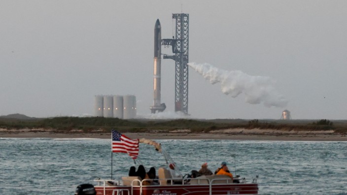 Raumfahrt: Das Starship im April wenige Tage vor dem ersten Testflug am Startplatz in Boca Chica/Texas, der nach wenigen Minuten beendet war.