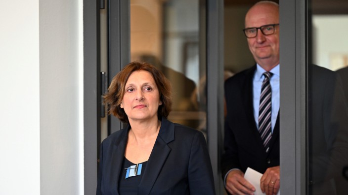 Brandenburg: Britta Ernst auf dem Weg zur Pressekonferenz, Ministerpräsident Dietmar Woidke (SPD) folgt ihr.