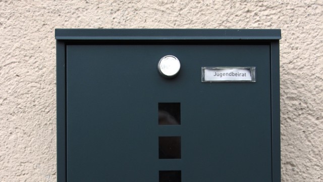 Jugend und Politik: Der Briefkasten des Tutzinger Jugendbeirats hängt neben dem Aufgang zur Rathaustenne.