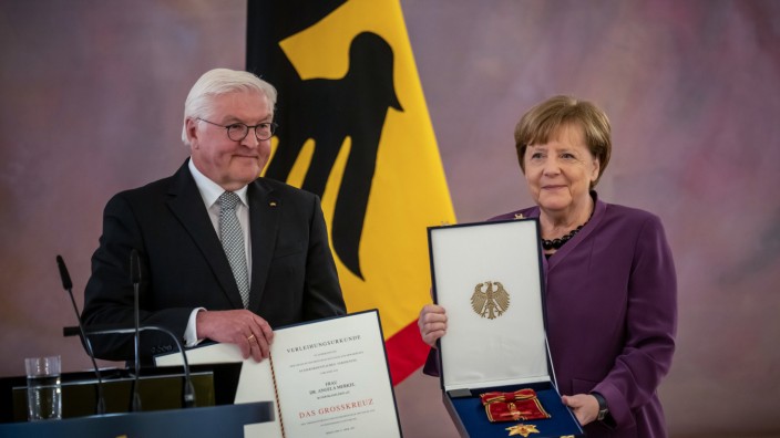Ehrung: Angela Merkel bekommt das Großkreuz des Verdienstordens der Bundesrepublik Deutschland in besonderer Ausführung verliehen.