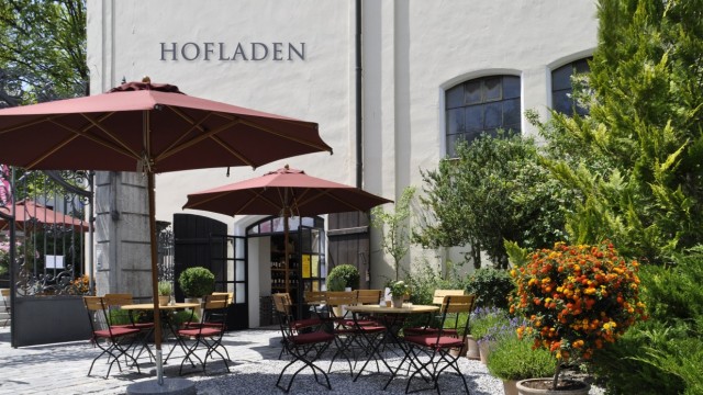 Tipps für das Münchner Umland: Das angeschlossene Café im idyllischen Außenbereich lädt mit besonderem Gebäck wie Apfelweißweintorte oder Himbeerbaiser zum Verweilen nach dem Einkauf ein.