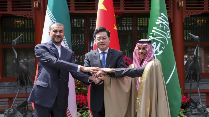 Saudi-Arabien, Iran und Israel: Chinas Außenminister Qin Gang (Mi.), beim Treffen mit Hussein Amirabdollahian (li.), dem Außenminister Irans, und Faisal bin Farhan, Außenminister von Saudi-Arabien.