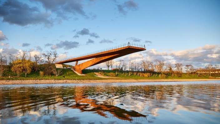 Bundesgartenschau in Mannheim: Fragment mit Symbolcharakter: Der Steg über dem neuen Au-Gewässer wird nach der Buga zur Brücke über eine wiederhergestellte Neckarschleife.
