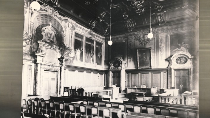 Urteile gegen die "Weiße Rose": Ein Foto aus der Ausstellung zeigt einen Gerichtssaal in München zur NS-Zeit.
