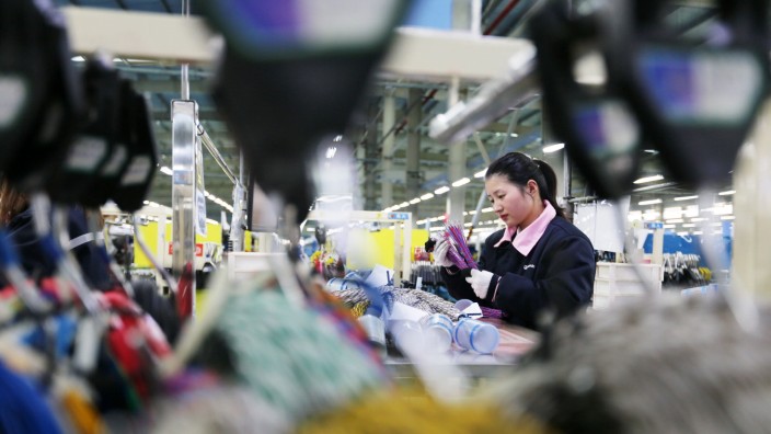 China: Eine Frau arbeitet in einer Fabrik in der chinesischen Stadt Huaibei.