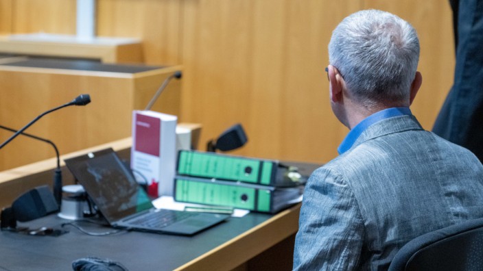 Prozess in Augsburg: Es ist einer der größten Medizinskandale in Bayern der vergangenen Jahre, der umfangreiche Ermittlungen nach sich zog: der Anästhesist auf der Anklagebank in Augsburg.