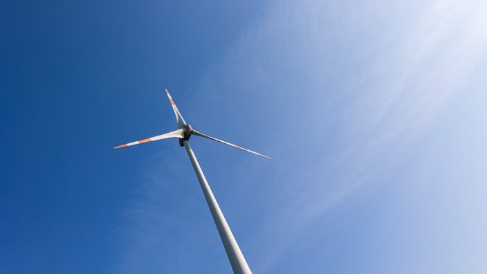 Klimaschutz und Industrie: Mehr als 100 Windräder pro Jahr müssen ab sofort in Bayern aufgestellt werden, wenn die Energiewende gelingen soll, sagt die bayerische Wirtschaft.