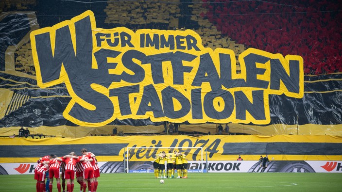 Streit um den Dortmunder Stadionnamen: Das Banner des Anstoßes: BVB-Fans präsentieren vor dem Heimspiel der Dortmunder gegen Union Berlin im Signal-Iduna-Park den Schriftzug "Für immer Westfalenstadion".