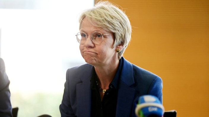Panne in NRW: "Darüber ärgere ich mich sehr": Schul- und Bildungsministerin Dorothee Feller (CDU) muss erklären, wie es zu der Abi-Panne in Nordrhein-Westfalen kommen konnte.