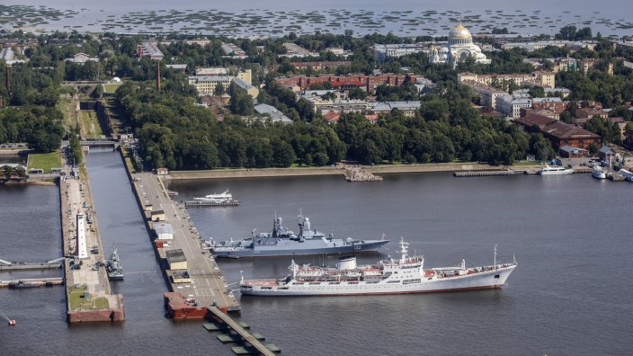 Nord- und Ostsee: Das russische Forschungsschiff "Admiral Vladimirsky" (vorn) bei einer Marineparade im vergangenen Jahr in Sankt Petersburg. Es interessierte sich auch sehr für Infrastruktur.
