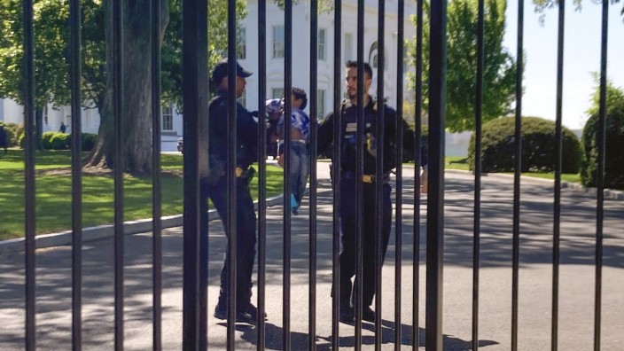 Zaun am Weißen Haus: Einfach mal durch den Zaun geklettert: Der Secret Service hat das Kleinkind wieder seinen Eltern übergeben.