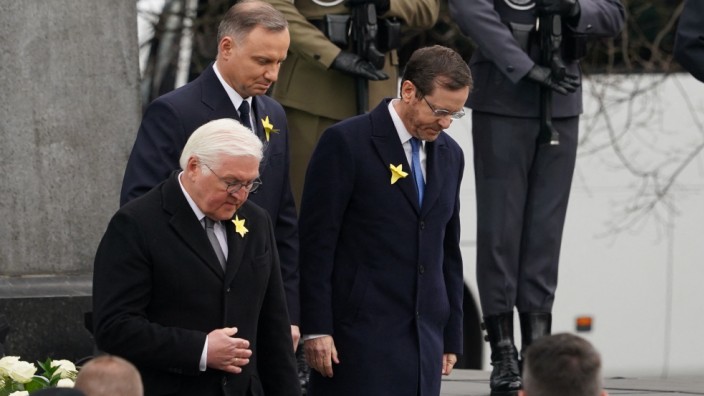 Gedenken in Warschau: "Lasst nie wieder eine solche Katastrophe zu": die Präsidenten Frank-Walter Steinmeier, Andrzej Duda und Isaac Herzog (von links) in Warschau.