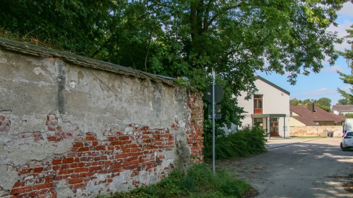 Landkreis Dachau: Auch ein Projekt der Denkmalpflege: die Sanierung der alten Klostermauer in Indersdorf.