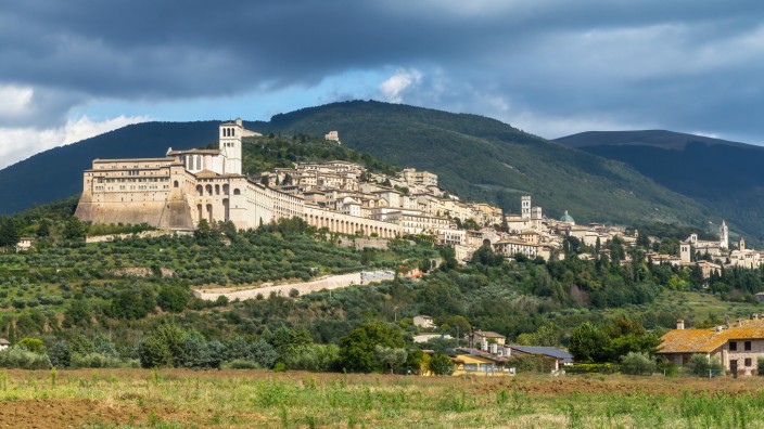 Franz von Assisi: Um Franz, wie Alois Prinz ihn nennt, näherzukommen, wanderte der Autor von Assisi nach Rom - durch die Landschaften, die Franziskus vor 800 Jahren durchstreifte.