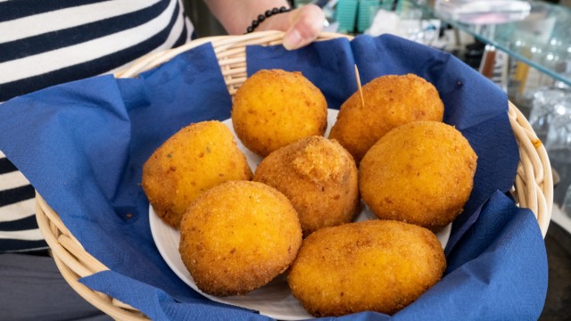 "Che Follia": Die Arancini, frittierte Reisbällchen, sind eine Spezialität aus Sizilien.