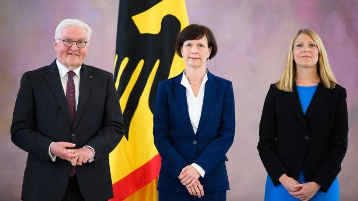 Bundesverfassungsgericht: Gabriele Britz (Mitte), scheidende Richterin am Bundesverfassungsgericht, und die neu ernannte Richterin Miriam Meßling mit Bundespräsident Frank-Walter Steinmeier.