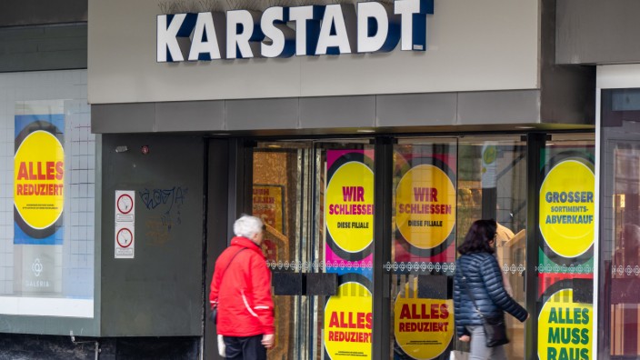 Wirtschaft in München: Die Zeichen der bevorstehenden Schließung sind am Karstadt am Hauptbahnhof nicht zu übersehen.