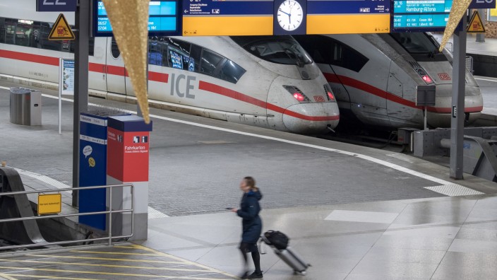 Tarifkonflikt: So ähnlich wie beim Warnstreik im Dezember 2018 könnte es auch am Freitag wieder am Münchner Hauptbahnhof aussehen - mit stehenden Zügen und leeren Bahnsteigen.