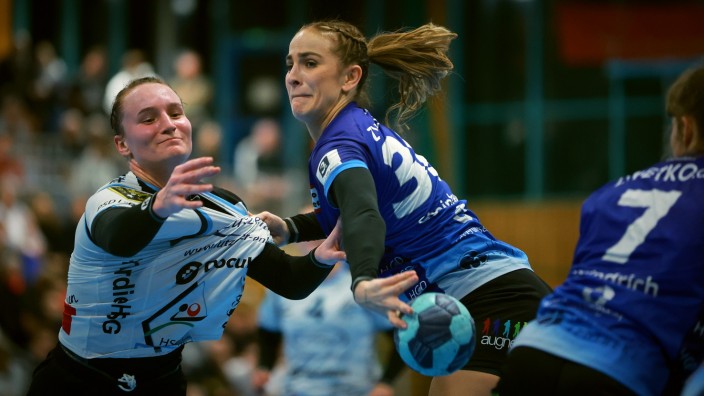 Frauen-Handball: Ann-Christin Steinhart (Mitte) ist nicht nur Spielerin beim HCD Gröbenzell, sondern mit ihrem eigenen Modelabel auch eine der Sponsoren.